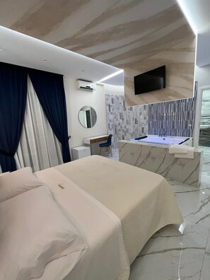 Junior Suite | 1 bedroom, in-room safe, desk, laptop workspace