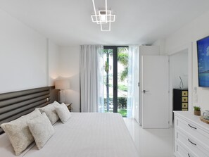 3 makuuhuonetta, työpöytä, internet