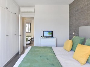 2 bedrooms, desk, iron/ironing board, WiFi