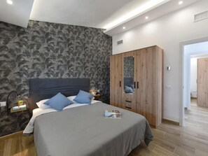 Ein Schlafzimmer mit einem Bett, einem Kleiderschrank und einem Nachttisch.