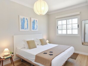 4 bedrooms, desk, iron/ironing board, internet
