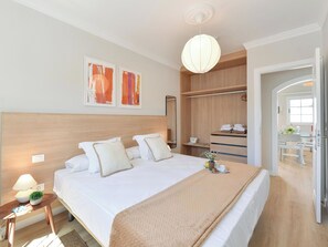 4 habitaciones, escritorio, tabla de planchar con plancha y internet 