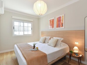 4 bedrooms, desk, Internet