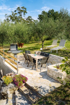 Outdoor dining - Appartamento Confortevole con Mansarda in Villaggio Tranquillo (Umag)