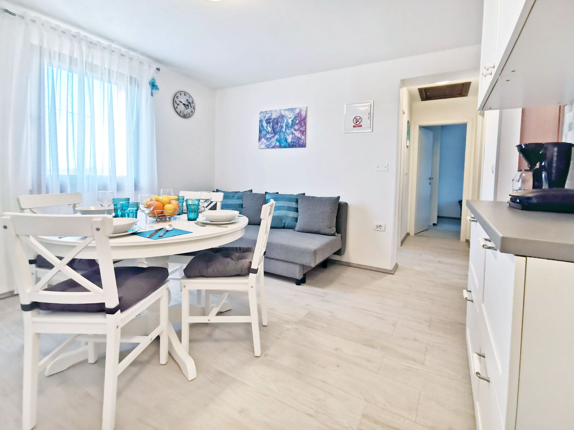 Ein modernes Wohnzimmer mit Essbereich, einer Couch und einer Küche.