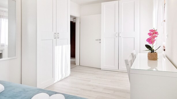A modern hotel room with a bed, a desk, and a wardrobe. - Comfortable Apartment with Attic in a Peaceful Village (Umag)