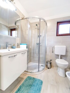 Bruser, hårtørrer, bidet, håndklæder