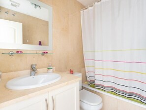 Sèche-cheveux, serviettes fournies