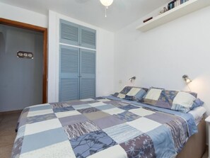 2 bedrooms, iron/ironing board, WiFi