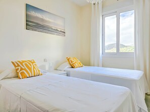 2 bedrooms, iron/ironing board, travel cot, free WiFi