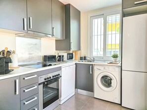 Geladeira, micro-ondas, fogão, cooktop