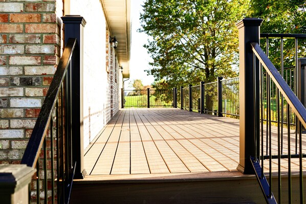 Property grounds - Holland Meadows minutes from The Ark Encounter. Quite countryside! (Williamstown)