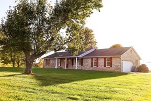Exterior - Holland Meadows minutes from The Ark Encounter. Quite countryside! (Williamstown)
