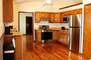 Fridge, microwave, oven, stovetop - Holland Meadows minutes from The Ark Encounter. Quite countryside! (Williamstown)