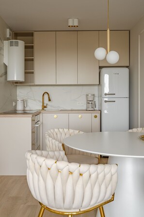 Appartement Deluxe | Cuisinette privée | Réfrigérateur, surface de cuisson, vaisselle et ustensiles