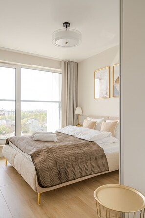 Tabla de planchar con plancha, wifi gratis y ropa de cama