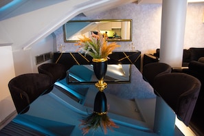 Panoramic-Maisonette | Schreibtisch, laptopgeeigneter Arbeitsplatz, Verdunkelungsvorhänge