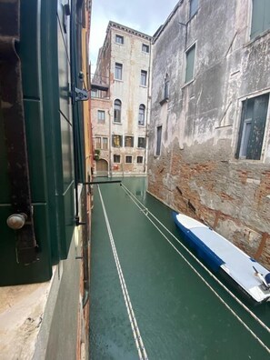 Property grounds - Wake Up to Gondolas! Venetian Home with Canal View (Venezia)
