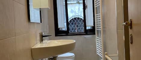 Regadera, secadora de cabello, bidet, toallas
