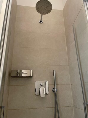 Bruser, hårtørrer, bidet, håndklæder