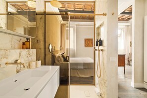 Shower, hair dryer, bidet, towels