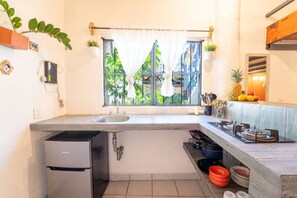 Réfrigérateur, cafetière/bouilloire