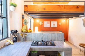 Kühlschrank, Wasserkocher mit Kaffee-/Teezubehör