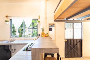 Een koelkast, een koffiezetapparaat/waterkoker