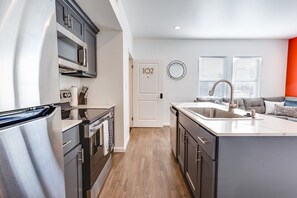 Fridge, microwave, oven, stovetop - Velouté Valor: 1BD Near Medical Center & Museum District (Houston)
