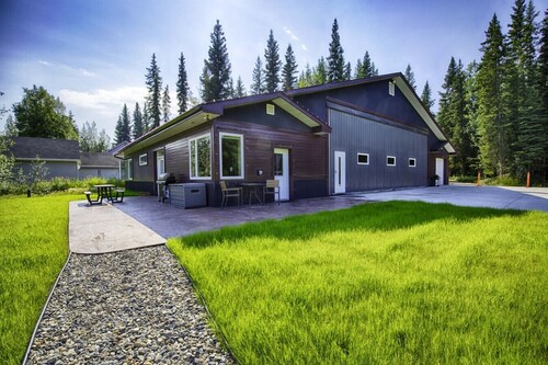 Aviators Aurora Lakefront Retreat