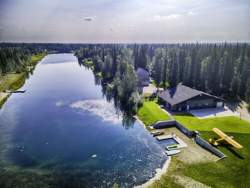 Aviators Aurora Lakefront Retreat