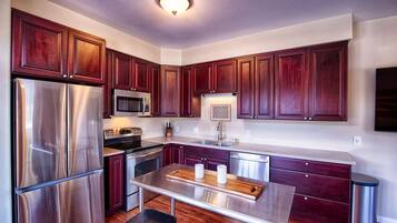 Een koelkast, een magnetron, een oven, een kookplaat