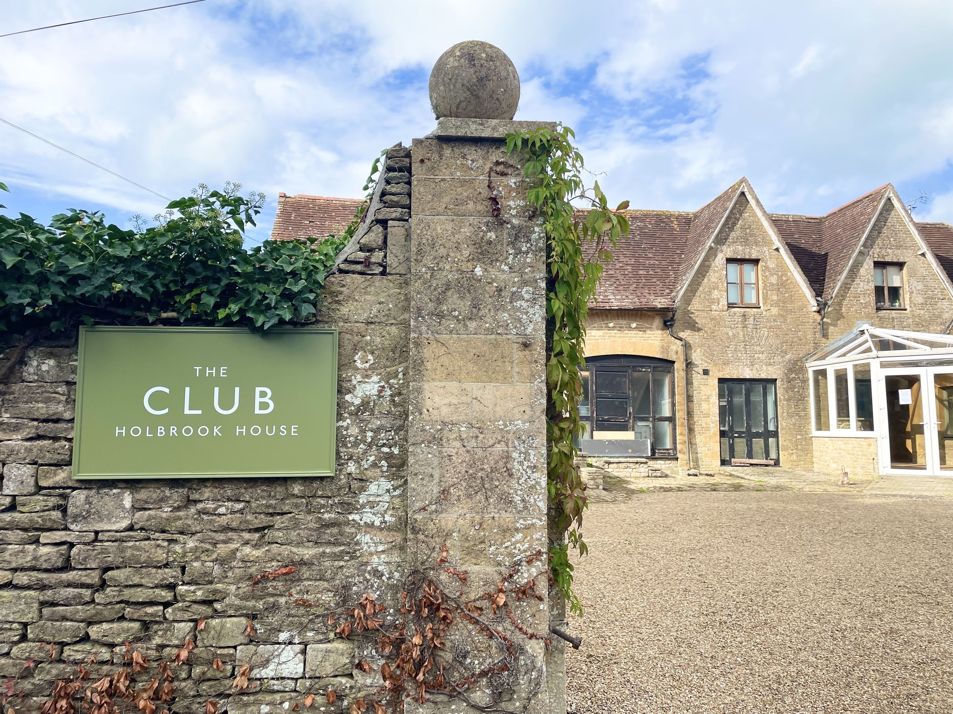 Vista frontal de la propiedad