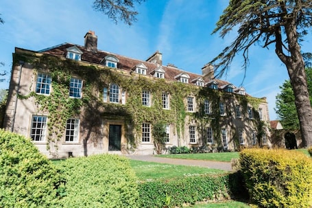 Front of property. Holbrook Manor & Spa.
