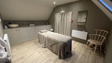 Een sauna, een bubbelbad, een stoombad, lichaamsbehandelingen