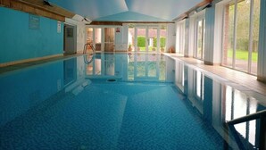 Innendørsbasseng