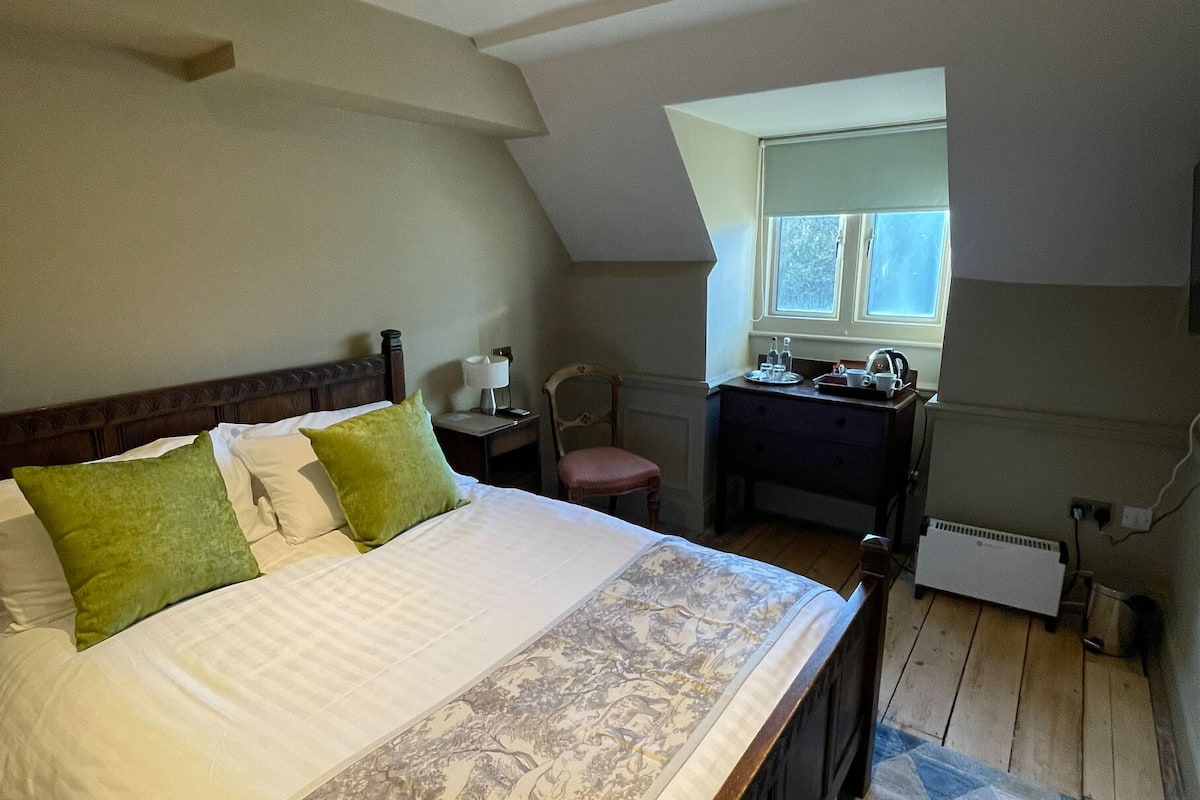 Classic Double Room | Hypo-allergenic bedding, individually decorated, desk, laptop workspace