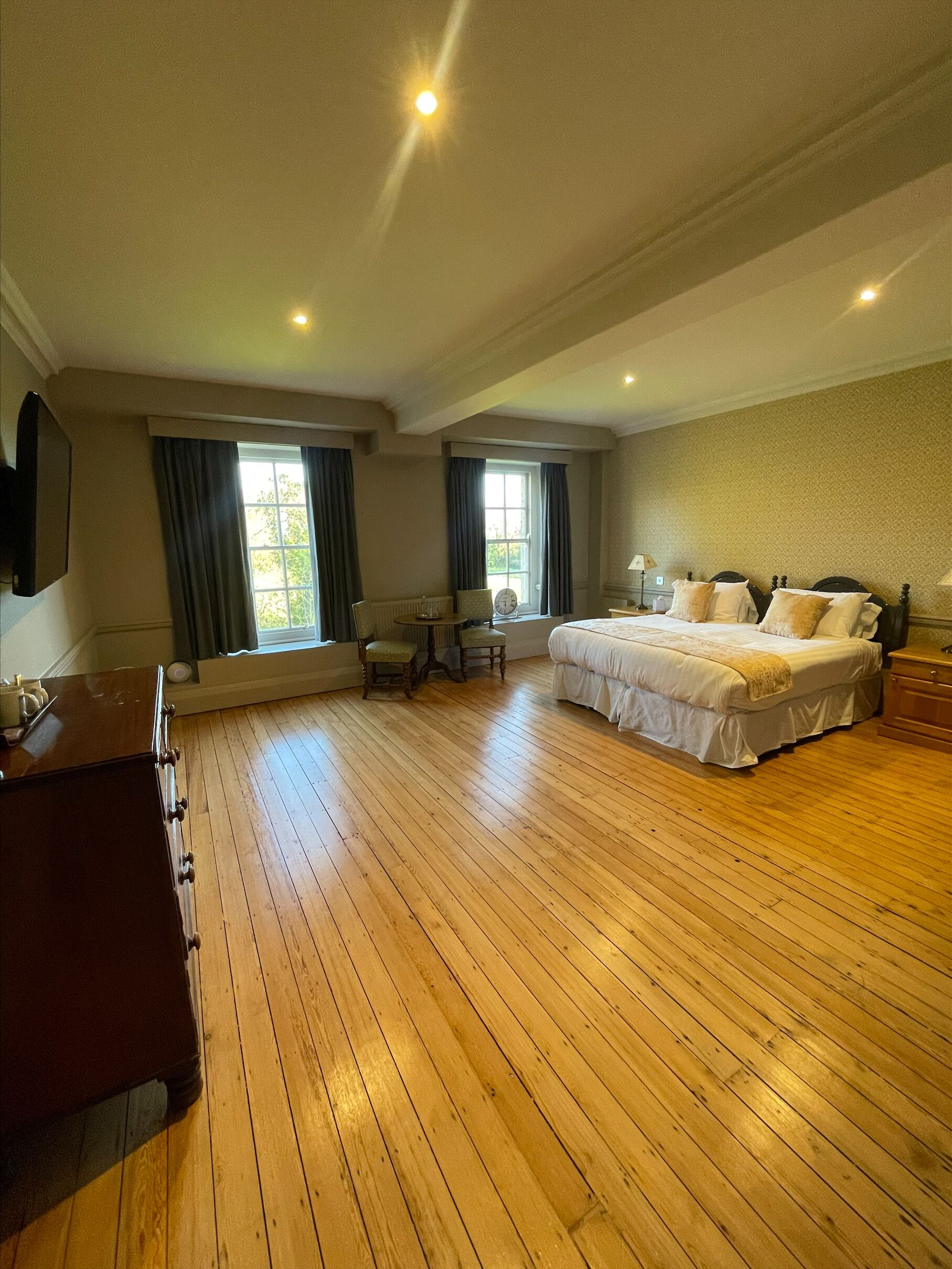 슈피리어 스위트 | 저자극성 침구, 각각 다른 스타일의 인테리어, 책상, 노트북 작업 공간