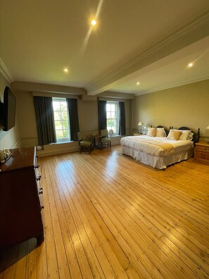 Hypo-allergenic bedding, individually decorated, desk, laptop workspace - Holbrook Manor & Spa. (Wincanton)