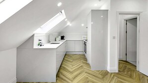 Basic Apartment, 1 Double Bed | Private kitchen | Fridge, oven, stovetop, dishwasher - Cozy 1 Bed Apartment in Hanwell (London)