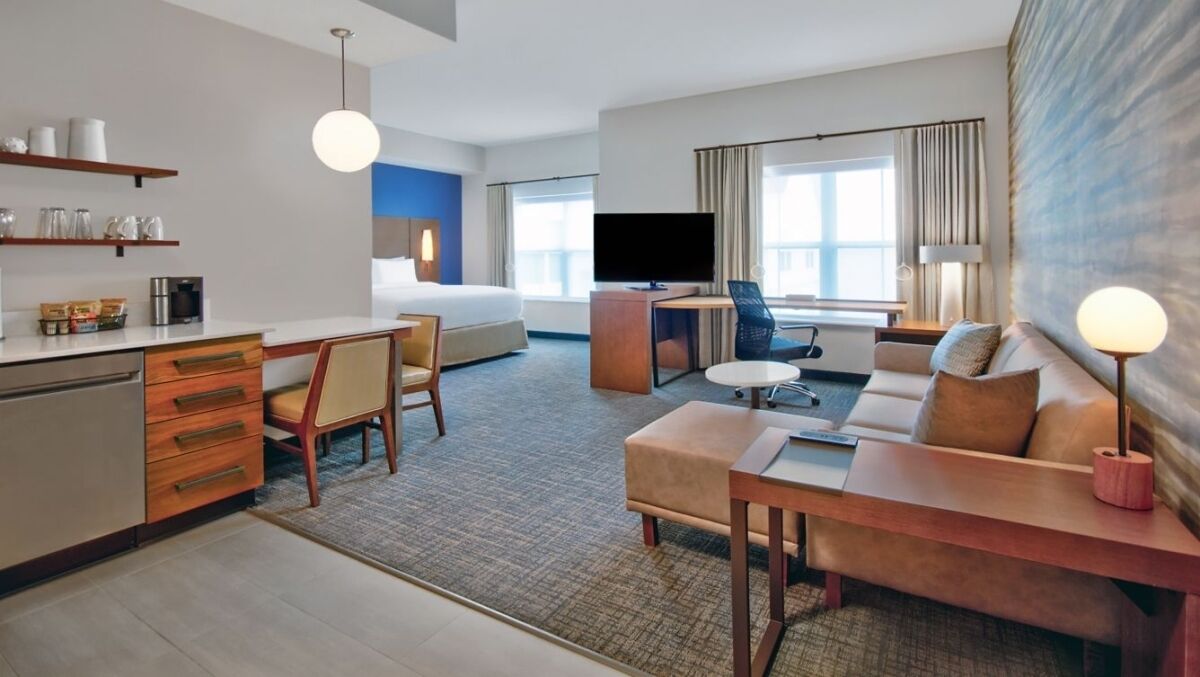Extended Stay in Orlando! Minutes to Disney! Onsite Parking, Pool, FREE Shutlle!