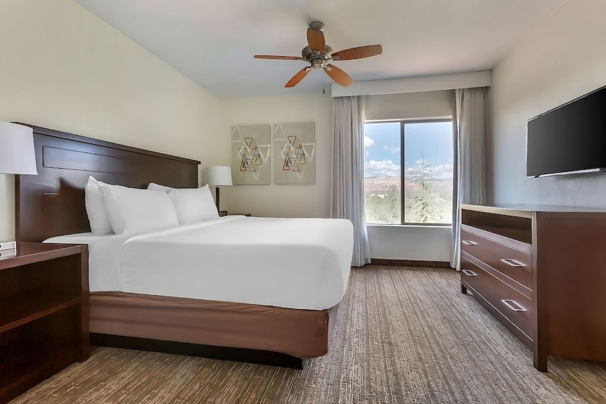 Serene Sedona Escape! Full Kitchen, Outdoor Swimming Pool, Free Parking! - Sedona, AZ