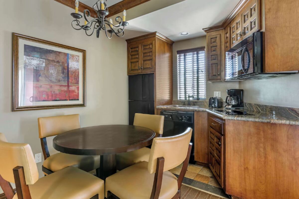 Sedona Peaceful Paradise! Full Kitchen, Outdoor Pool, Free Parking! - Sedona, AZ