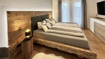 2 bedrooms, iron/ironing board, travel crib, free WiFi