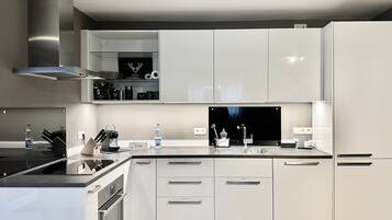 Fridge, oven, stovetop, dishwasher