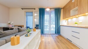 Een modern appartement met keuken, eethoek en woonkamer.