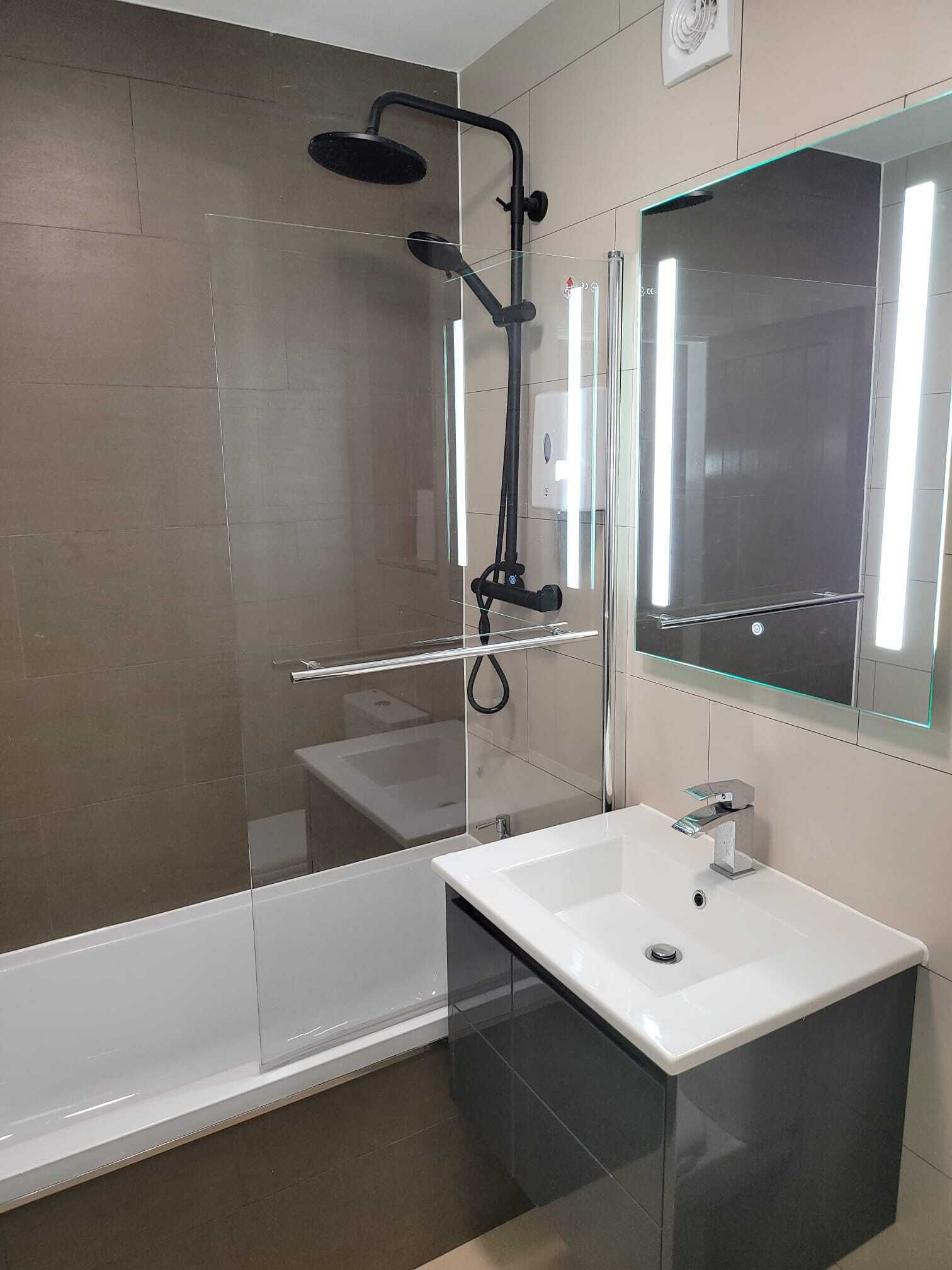 Apartment | Bathroom | Separate bathtub and shower, deep-soaking bathtub, hair dryer, towels