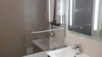 Apartment | Bathroom | Separate bathtub and shower, deep-soaking bathtub, hair dryer, towels