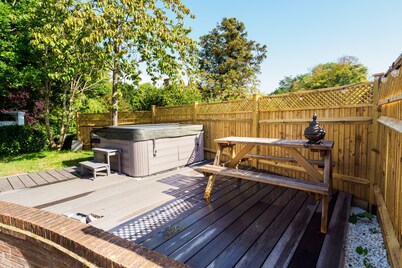 The WhiteCottage at Gildridge wd Hot Tub