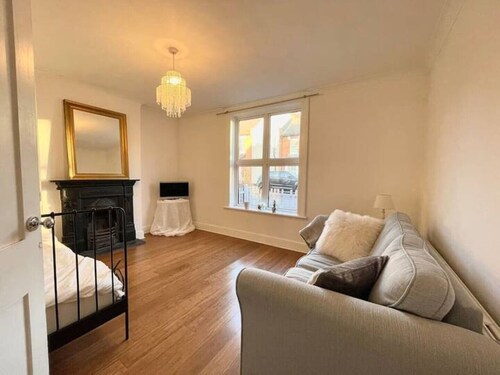 4 bed cottage (Contractors Welcome) Egham